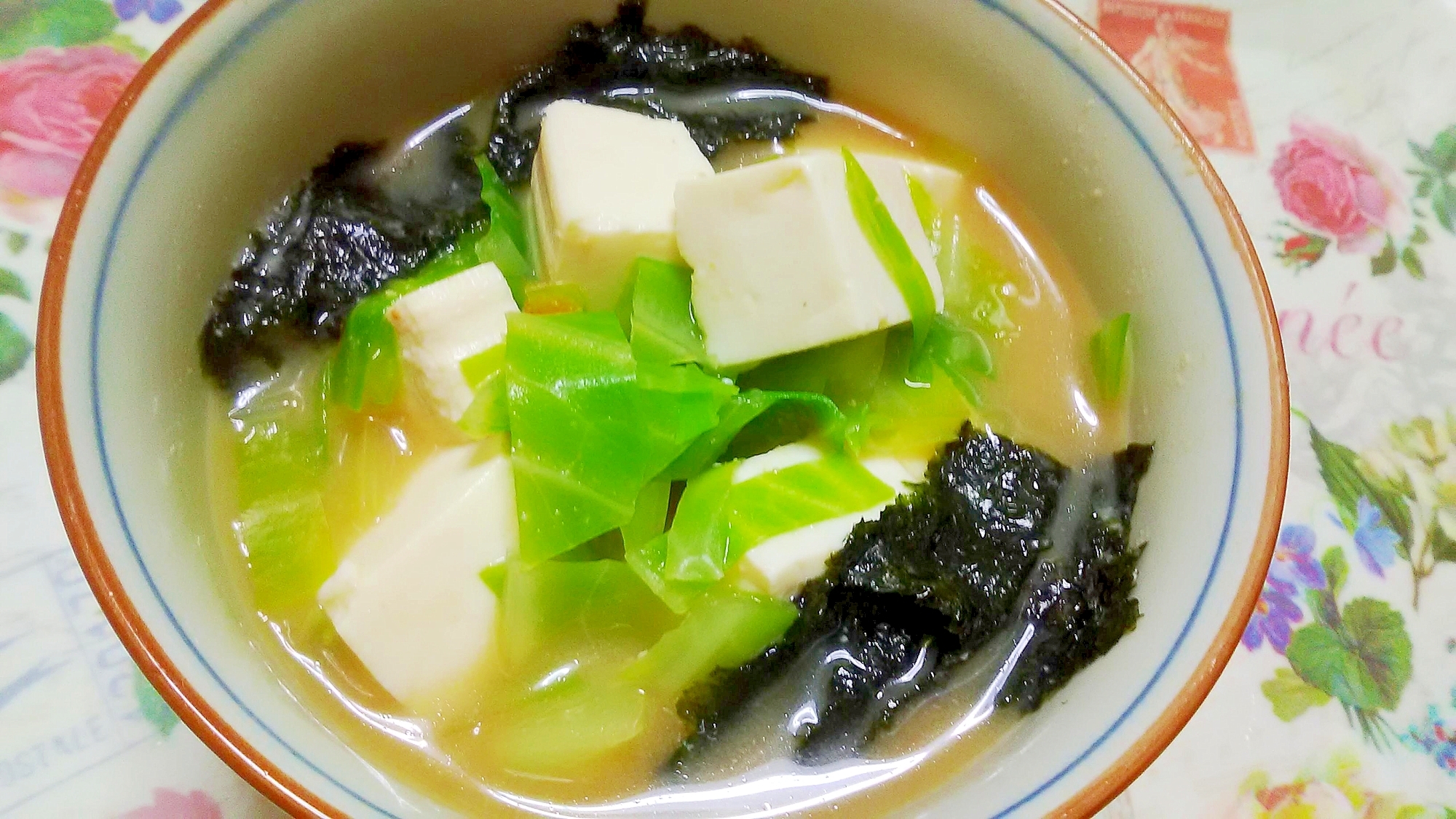 キャベツと豆腐、海苔のお味噌汁