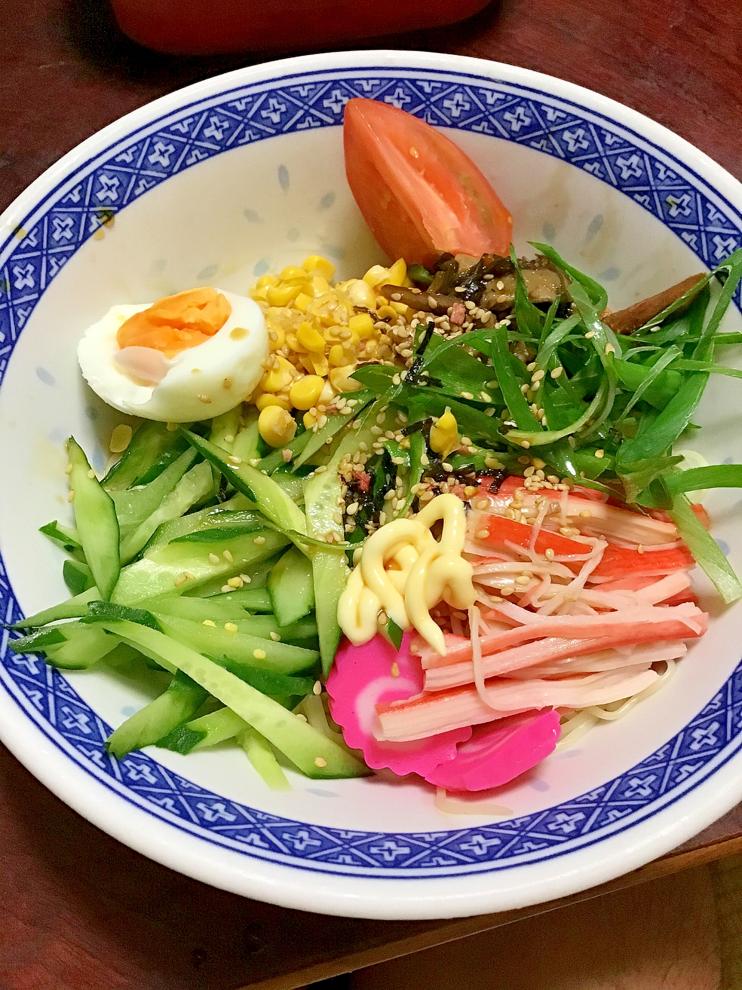 紅白鳴門とカニカマと九条ネギなどの冷やしマヨ中華。