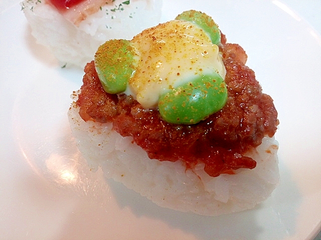 ミートソースと枝豆のカレー香る焼きおにぎり