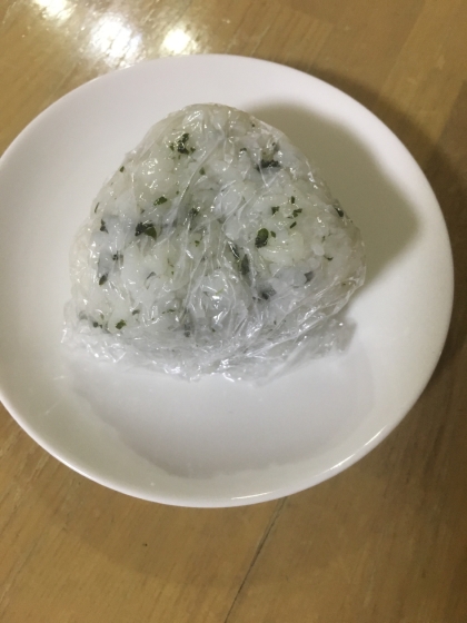 塩昆布ゆで卵のわかめおにぎり