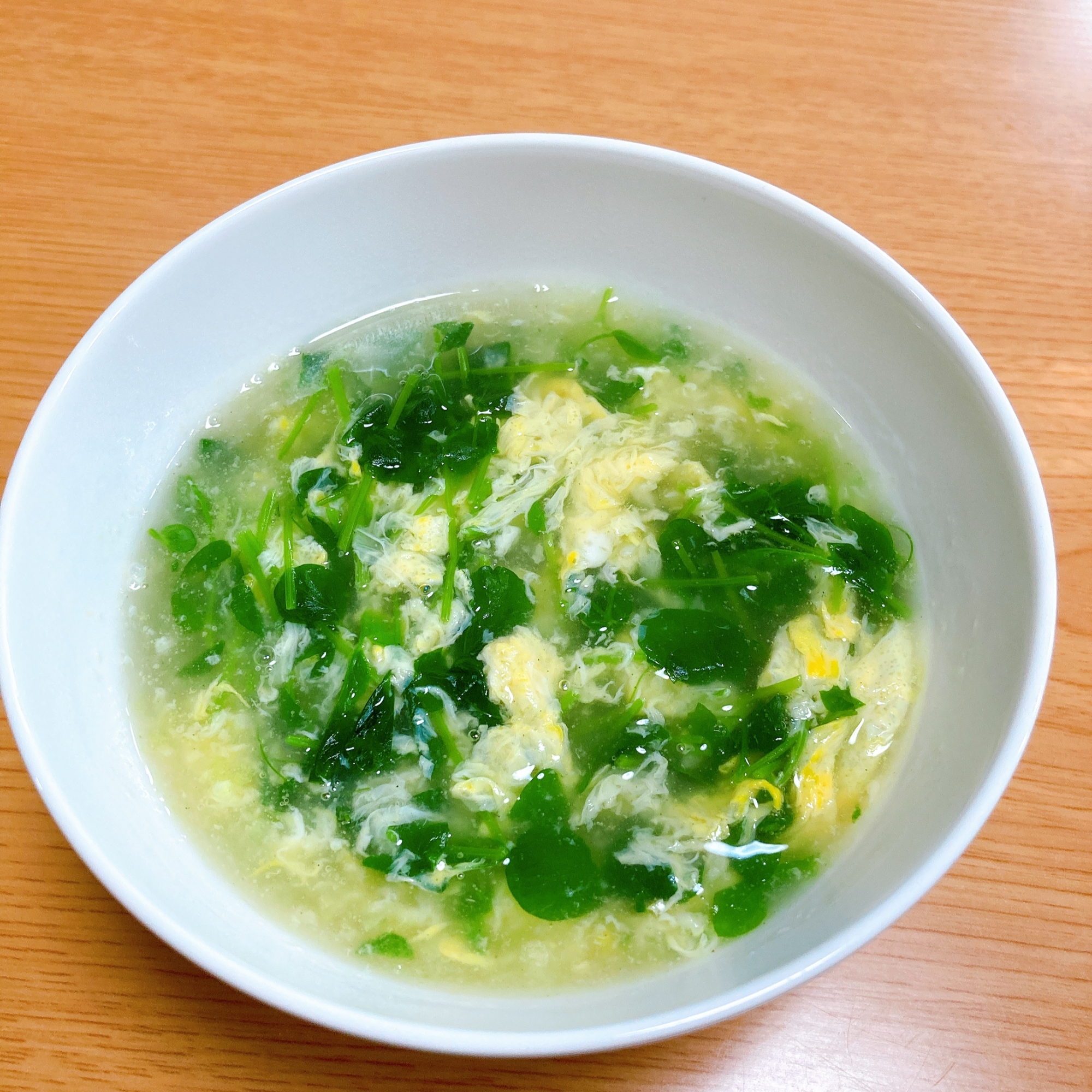豆苗と卵のふわふわ中華スープ