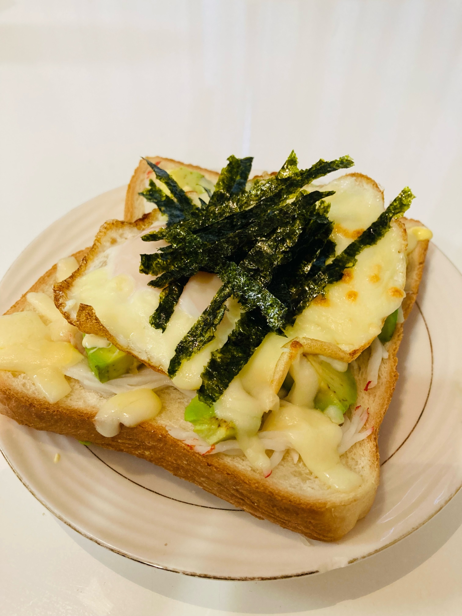 アボカドとカニカマの目玉焼きチーズトースト