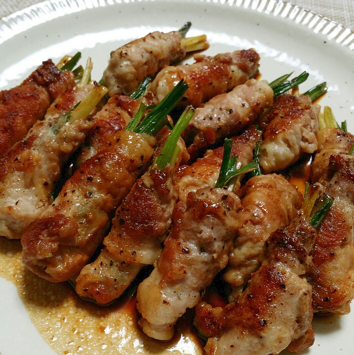 白いお皿に並んだエシャレットの肉巻き