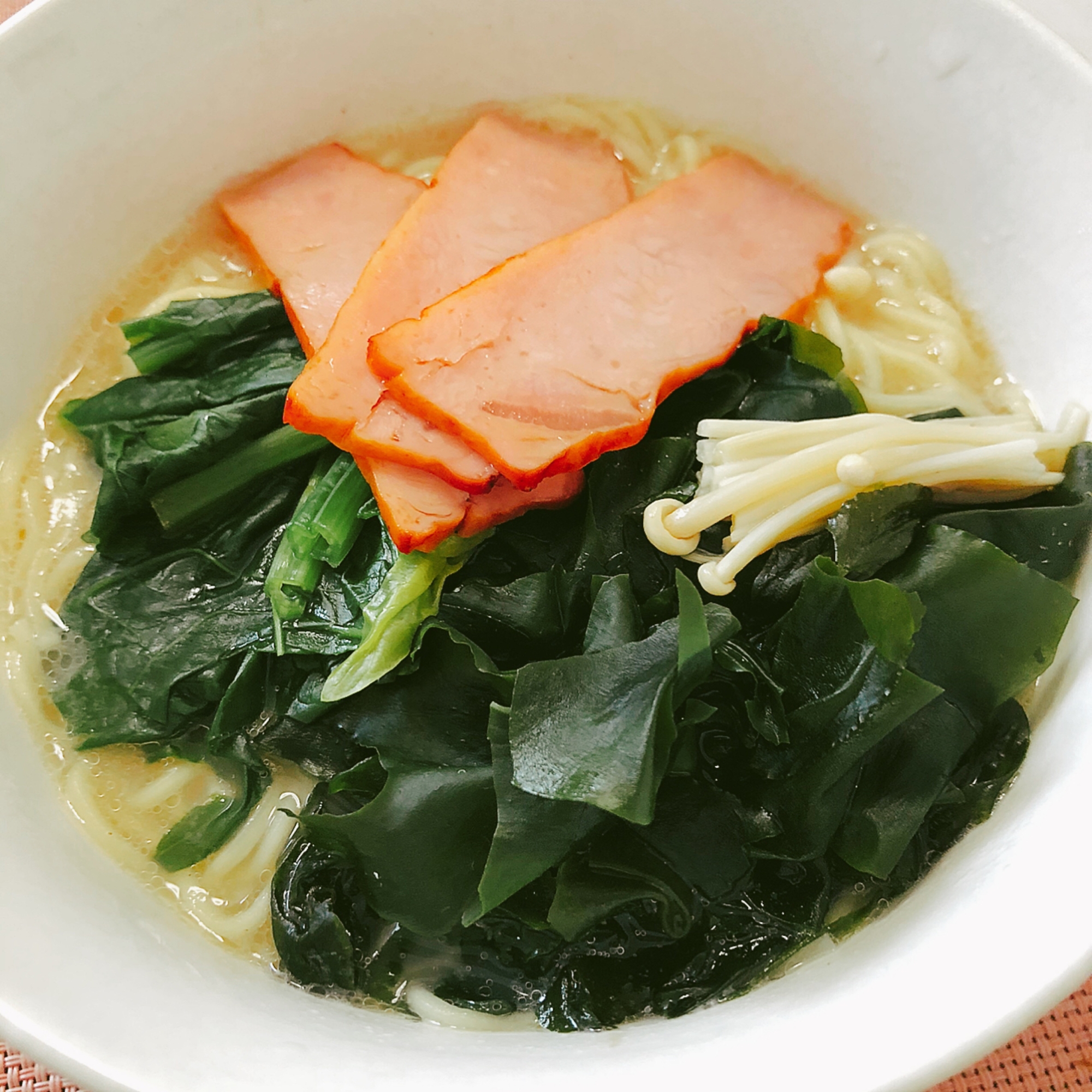 袋ラーメンアレンジ☆わかめの豚骨ラーメン