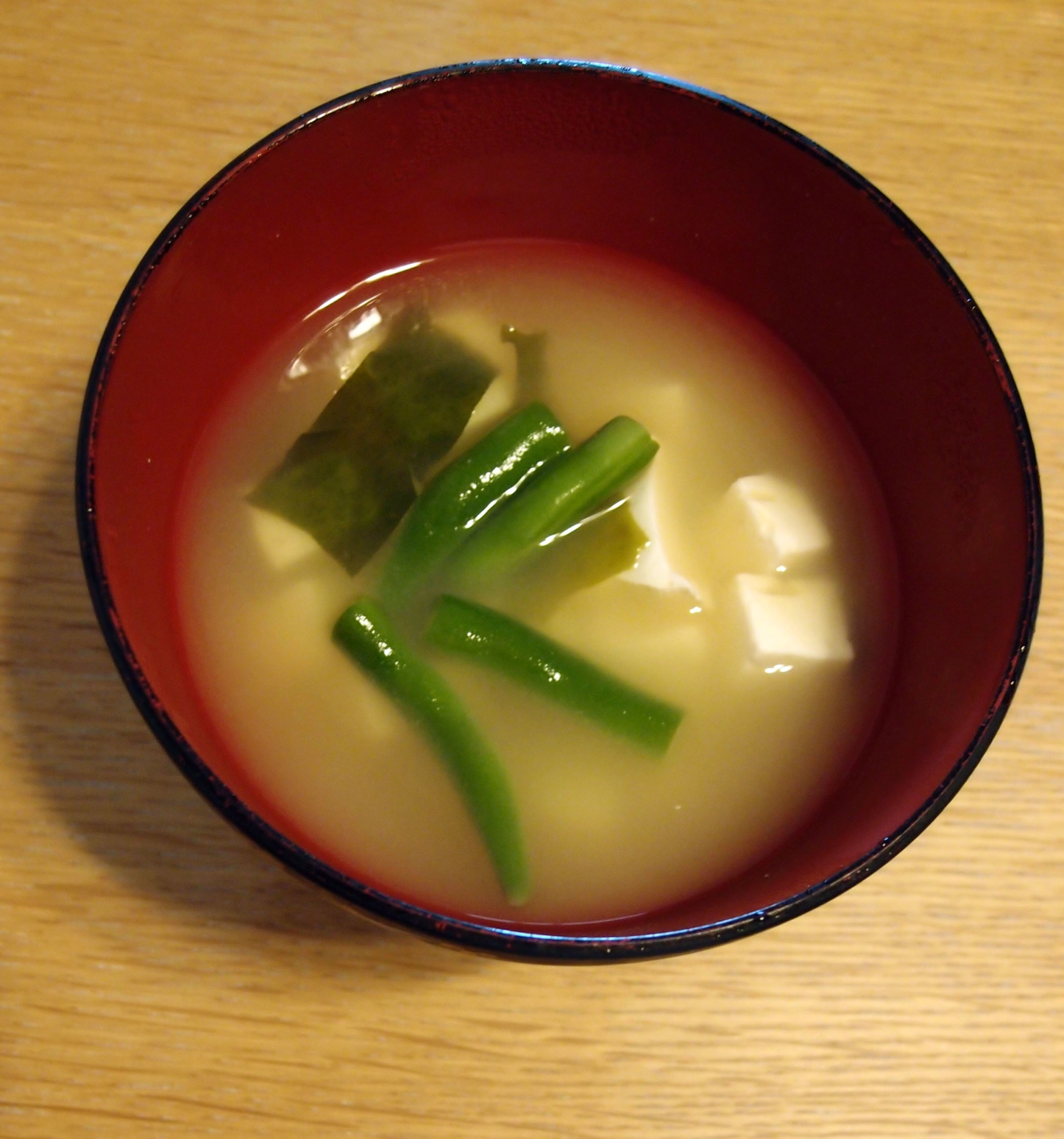 豆腐とワカメといんげんのお味噌汁