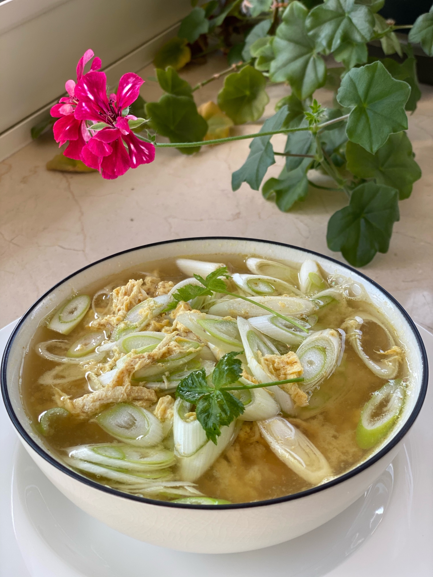 玉子たっぷりタラとネギとサラダチキンのカレースープ