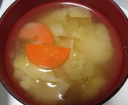 キャベツ、人参、しめじの味噌汁