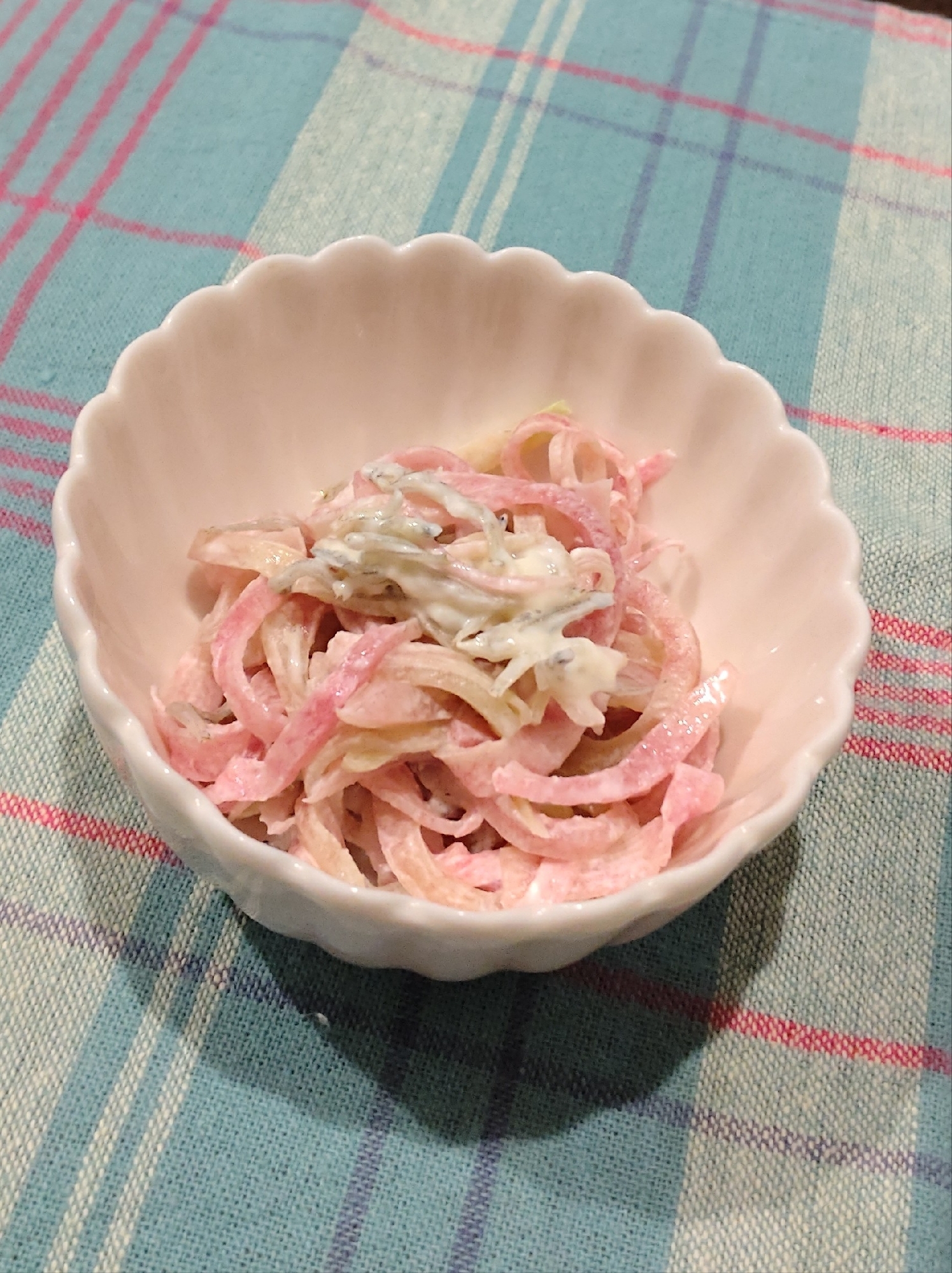紅芯大根とちりめんじゃこのサラダ