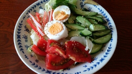 こんにちは♪
暑い時は麺が食べたくなるけど、野菜不足になるわよね！野菜たっぷり乗せて、これならいいね❤しかも麺はこんにゃく麺を使ったから低カロリーよ(笑)