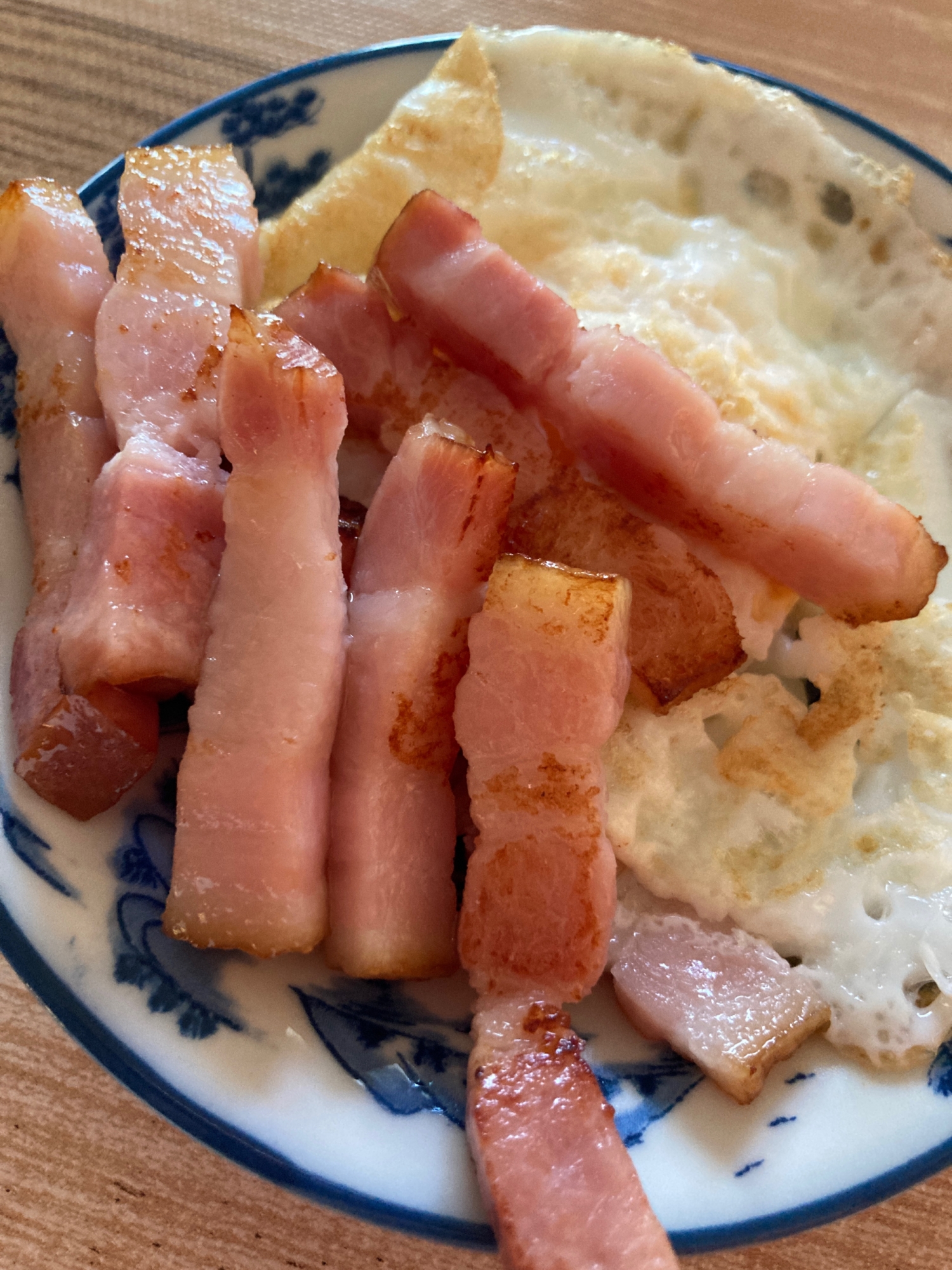 朝ごはんに！目玉焼きと焼きベーコン