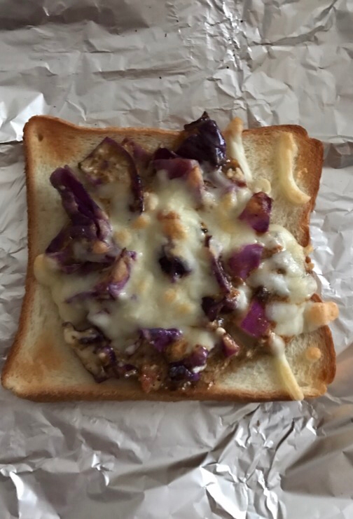 紫キャベツとチーズのシチューソースチーズトースト