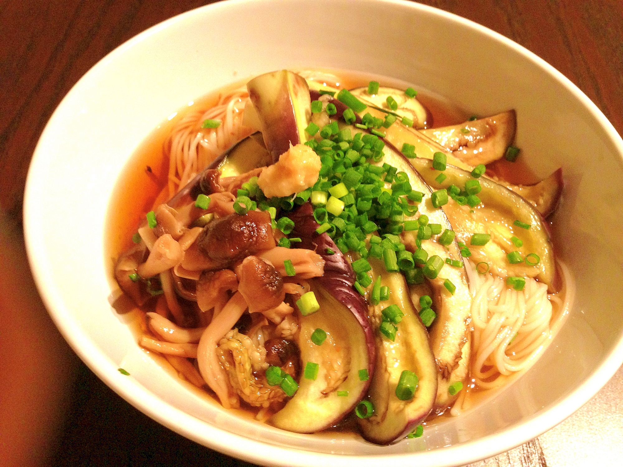 レンジ蒸しナスとしめじのせにゅうめん