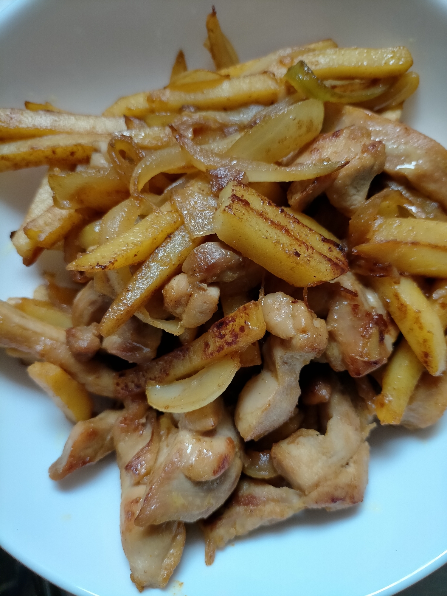 鶏もも肉と冷凍ポテトのカレー炒め