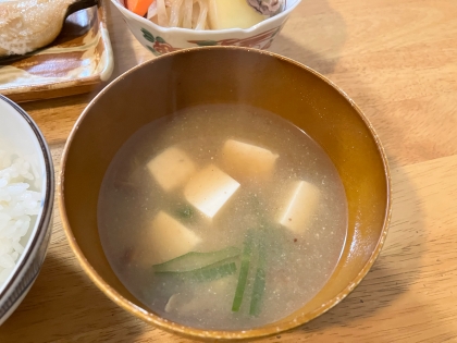 駆け出しの主夫ですが、このレシピのお陰で美味しい味噌汁を作ることができました。妻にも好評でした。ありがとうございました。