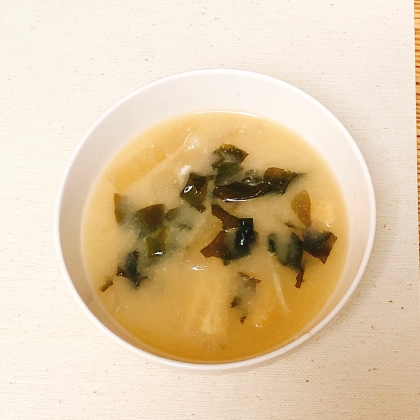 寒い冬に☆生姜とキャベツと玉ねぎとワカメのお味噌汁