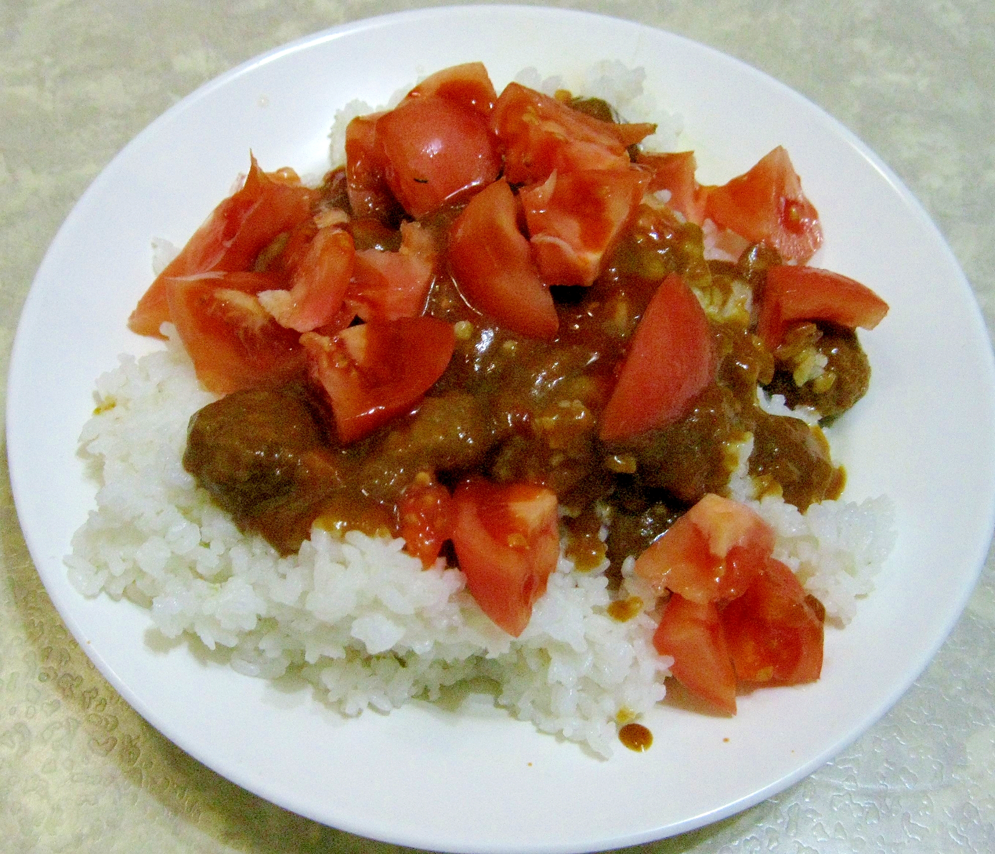 ざく切りトマトハバネロソース掛けカレーライス