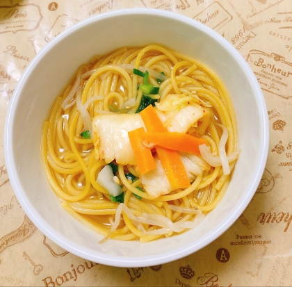 鍋でインスタントラーメン、キムチ入り