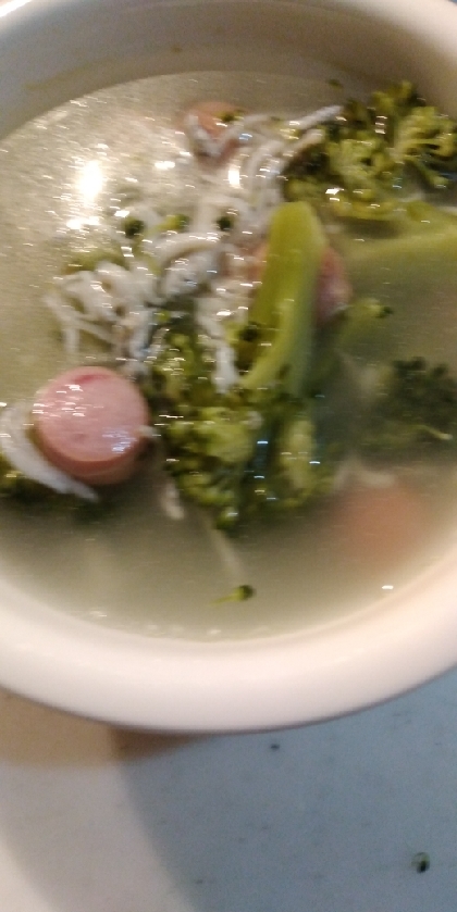 鶏ガラで野菜たっぷりブロッコリースープ