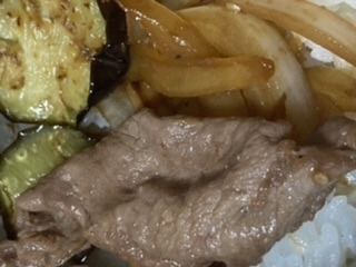 焼肉のたれを絡めて玉ねぎと肉を焼いたらとても美味しかったです。