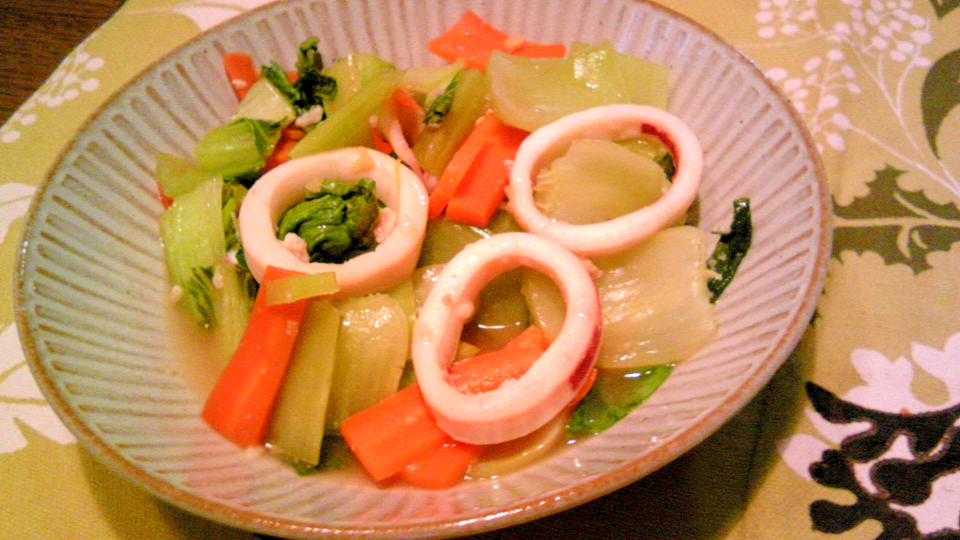 いかと青梗菜・にんじんの塩麹・生姜炒め