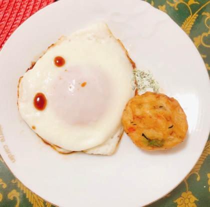 欲張り！目玉焼きの上にカニカマ♪