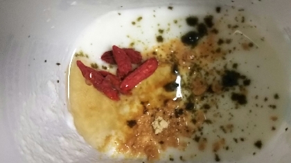ドライ苺ときな粉と抹茶の蜂蜜ヨーグルト