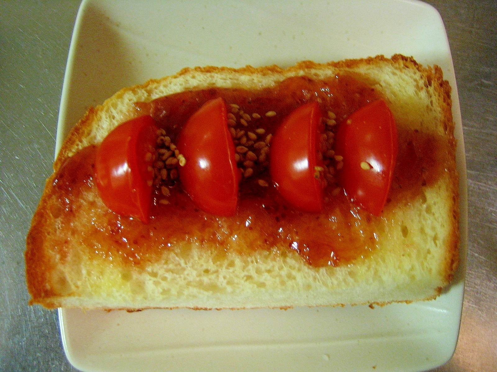 ミニトマトといちごジャムのごま乗せトースト