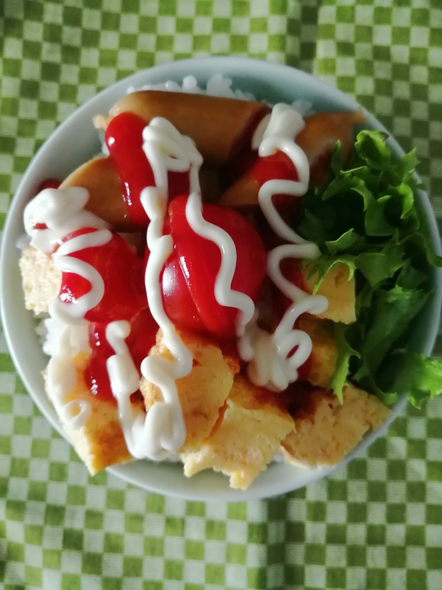 ウインナーと卵焼きとプチトマトとレタスのご飯