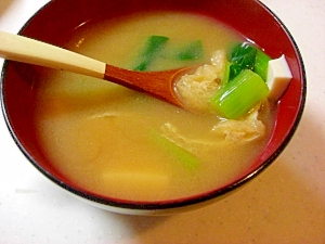 小松菜と油揚げと豆腐のお味噌汁