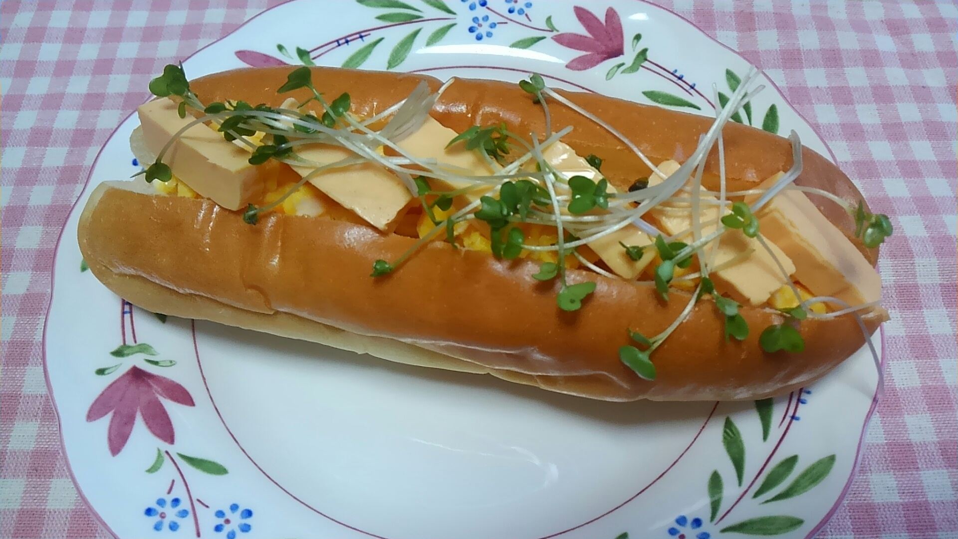 スクランブルエッグと明太子味チーズのホットドッグ☆