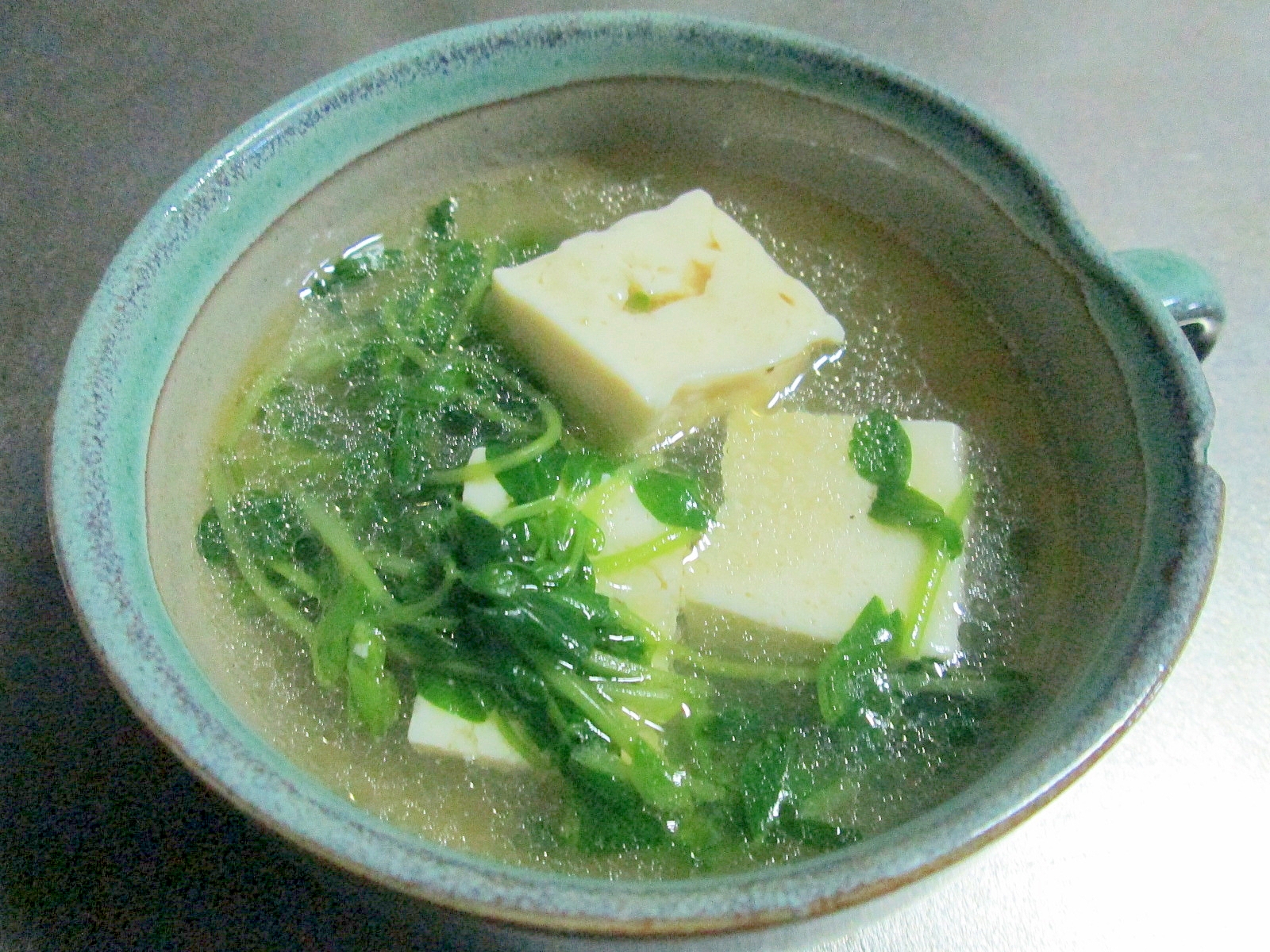 豆腐と豆苗の中華風スープ