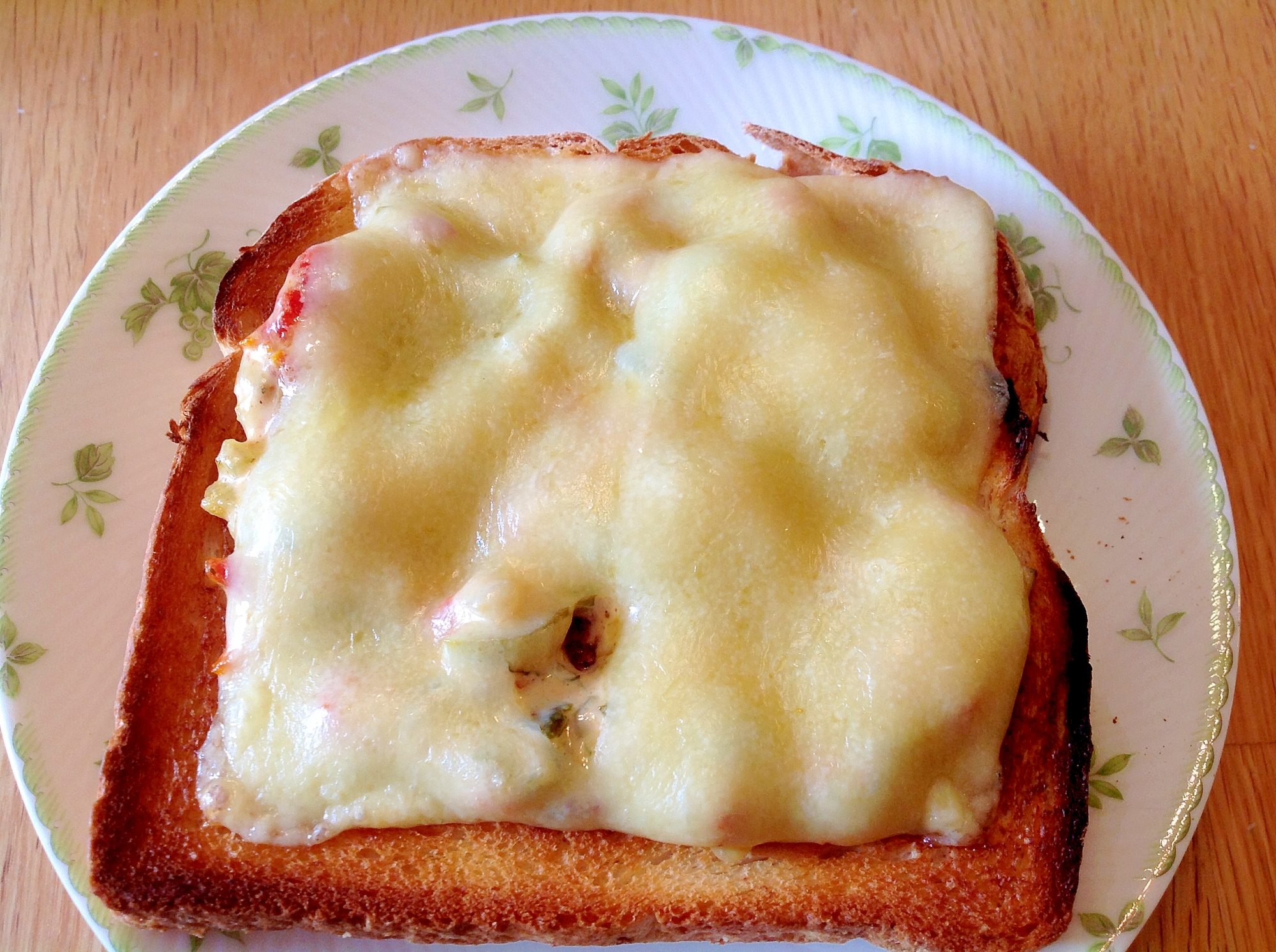 ツナとドライトマトとピクルスのチーズトースト