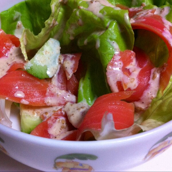 スモークサーモンのサラダ 胡麻マヨドレッシングで レシピ 作り方 By Bebe2936 楽天レシピ スモークサーモンのサラダ 胡麻マヨドレッシングで レシピ 作り方 By Bebe2936 楽天レシピ