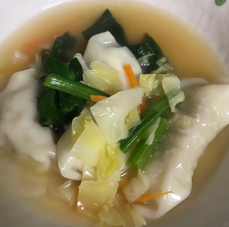 市販の餃子でOK！小松菜と人参の中華スープ餃子
