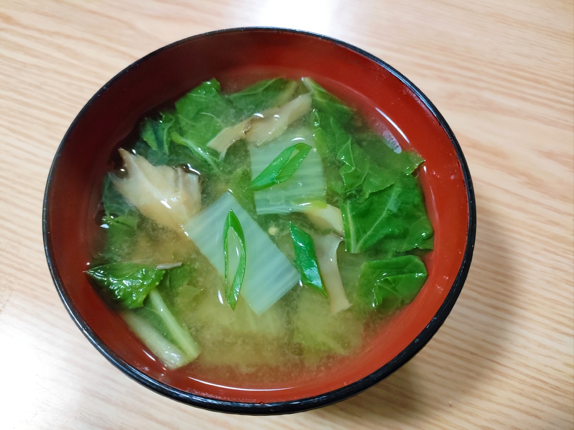 白菜と舞茸と小ねぎの味噌汁