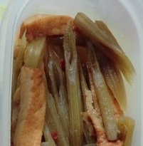 はじめまして。フキの煮物、「おふくろの味」です。（でも子供のころは苦手でした^^;何故だったんだろう…。）美味しいレシピ有難うございました＾＾