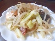 さば味噌煮缶ともやし、キャベツの炒め物