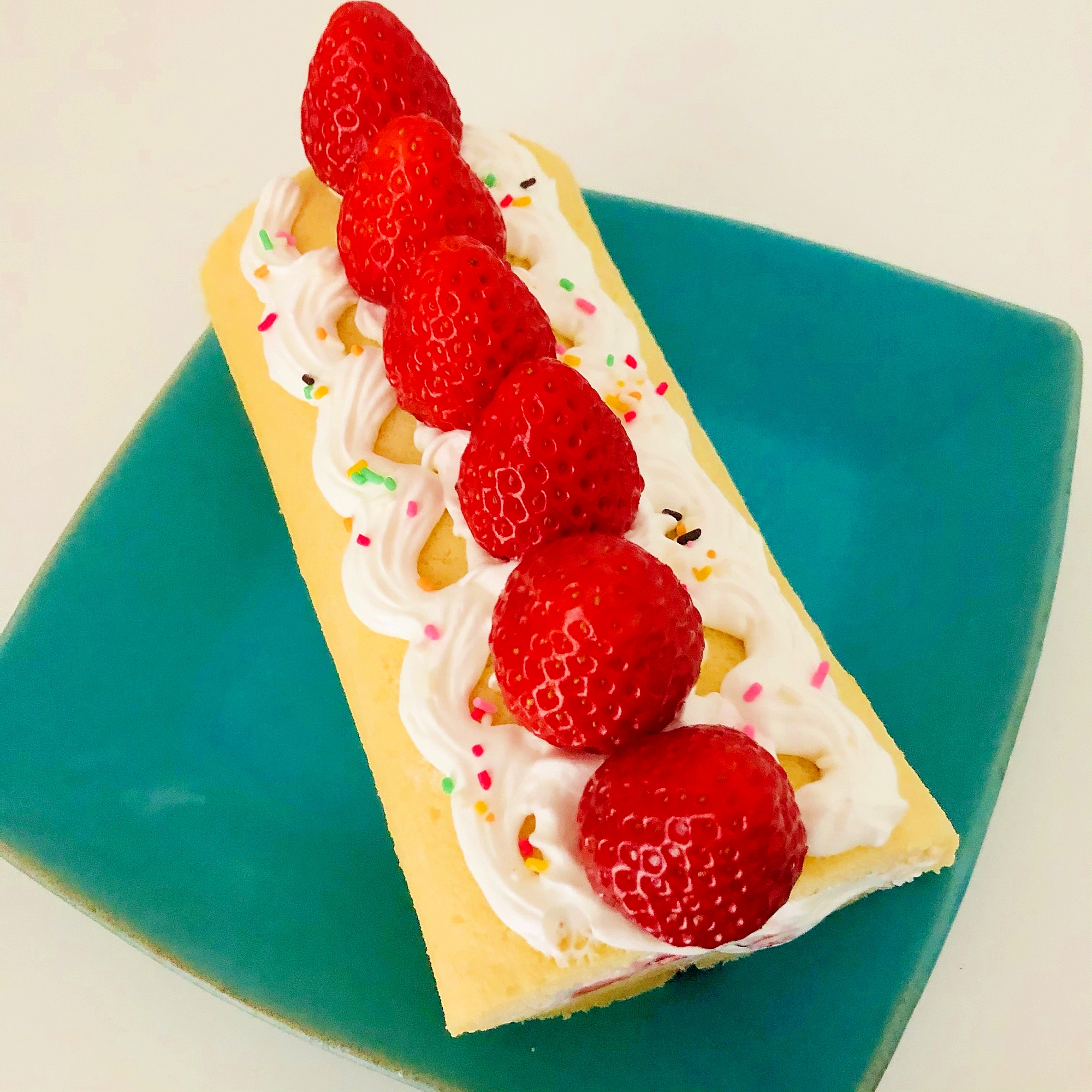 バレンタイン！苺のロールケーキ