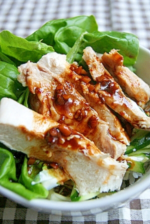 白い器に盛られた茹で鶏ときゅうりのピリ辛丼