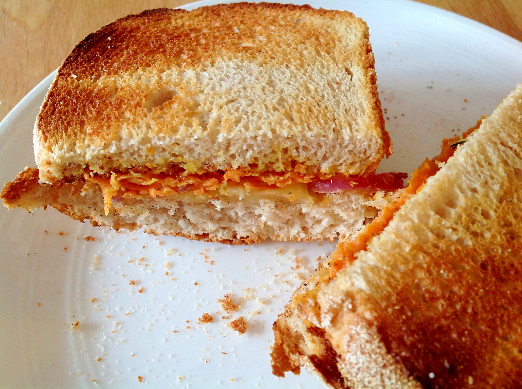 ニンジンと赤玉ねぎとチーズのトーストサンドイッチ