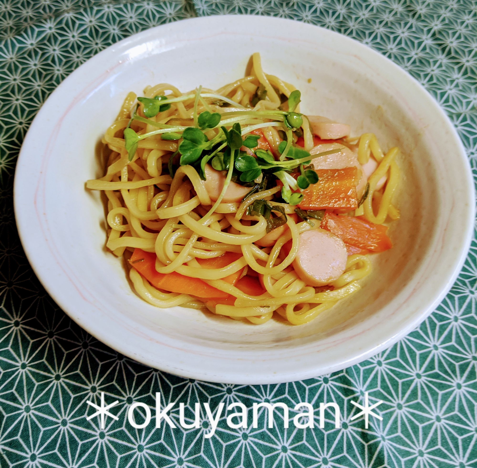 ありあわせの具材で、ケチャップガーリック麺