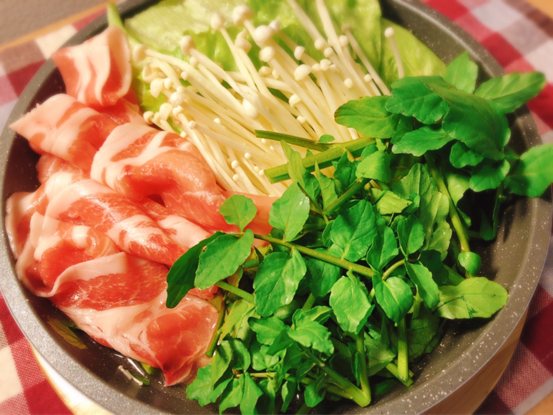 鍋に入った豚肉、クレソン、えのきだけ、レタス