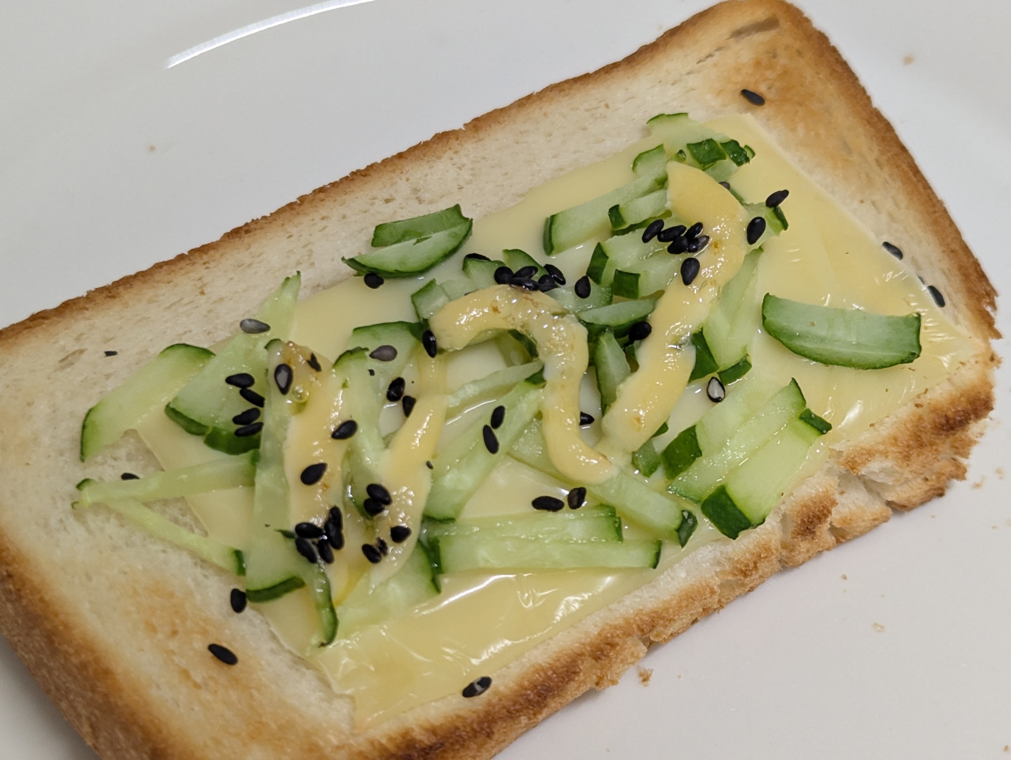 きゅうりにマヨがけ国産チーズトースト