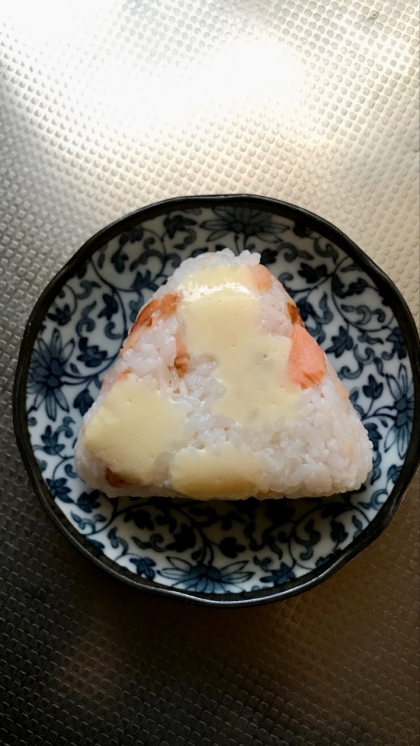 塩焼き鮭とスモークチーズのおにぎり