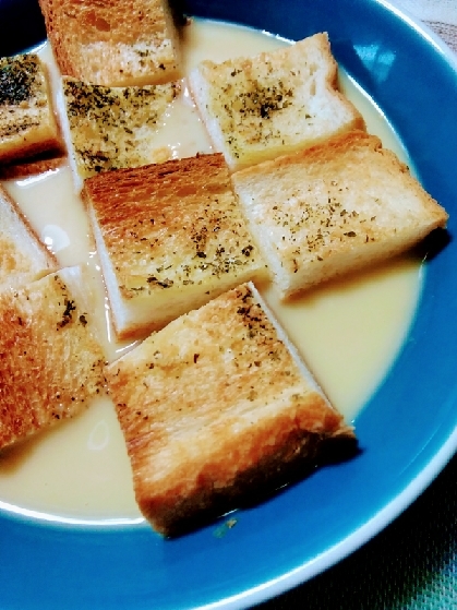 おはようございます♪朝からちょっと美味しい物が食べたかったので♡粉チーズかけて焼くからいっそう香ばしく美味しくなりました！きょういい１日になりますように…♡