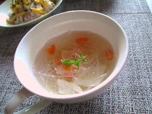 お味噌汁用の大根と人参を切って冷凍しているのでそれで作りました(*´ω｀)　春雨スープはお腹が膨れる割にはヘルシーですよね♥　ツルンと美味しかったです＾＾*
