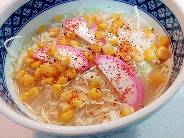 千切りキャベツと板蒲鉾とコーンの豚骨ラーメン