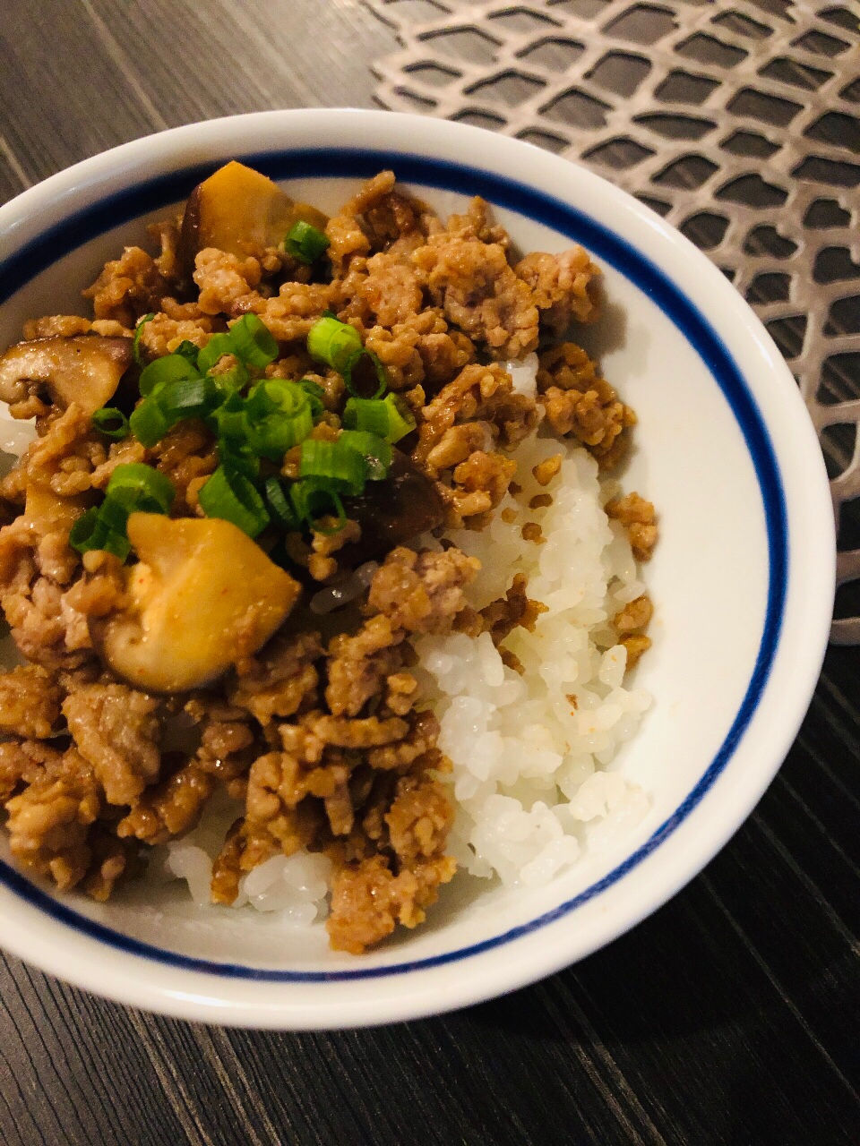 ひき肉と椎茸の韓国ピリ辛味噌丼