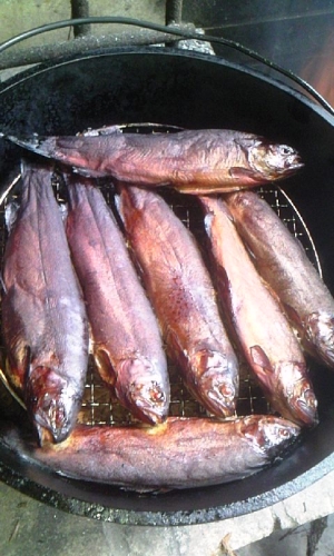 ダッチオーブンde川魚の燻製