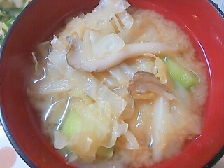 キャベツと舞茸のお味噌汁